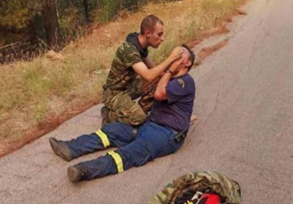 Ο φαντάρος που βοηθάει τον πυροσβέστη