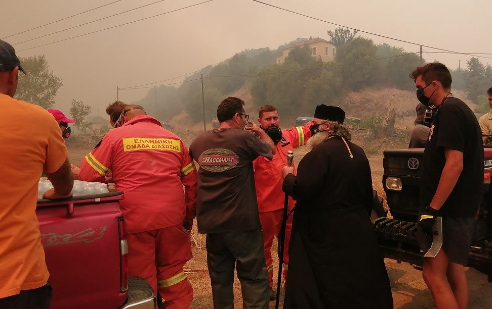 Ο Μητροπολίτης Μάνης στο μέτωπο της πυρκαγιάς