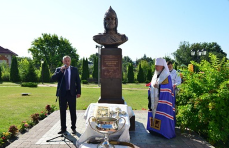 На территории Свято-Троицкого кафедрального собора Брянска установлен памятник благоверному князю Александру Невскому