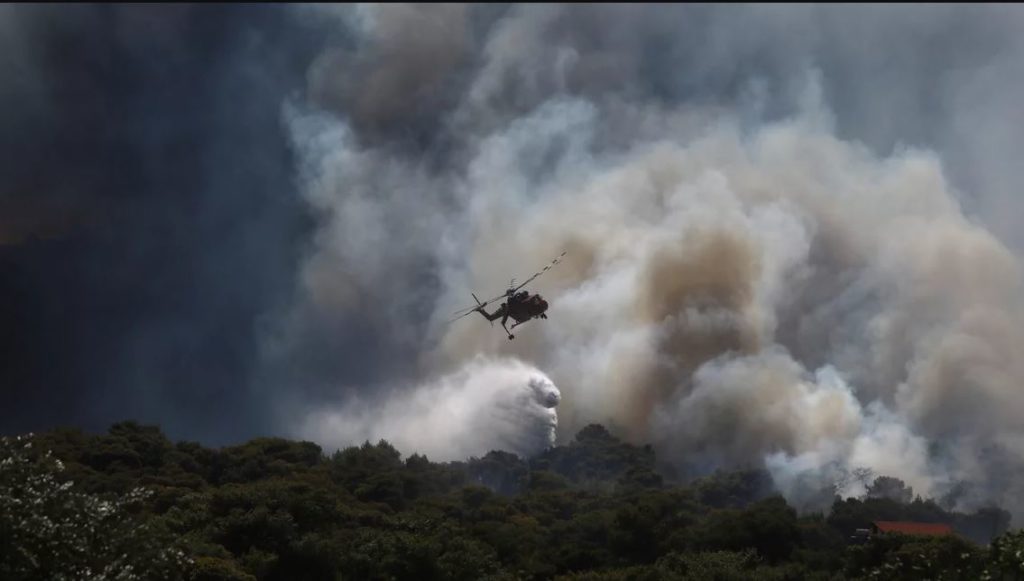 Δύσκολη νύχτα στα μέτωπα φωτιάς στα Βίλια και στην Κερατέα