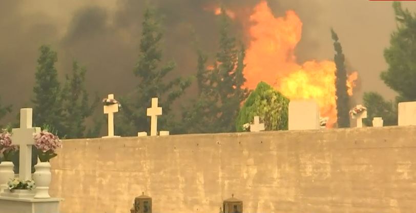 Βίλια: Απείλησε το Κοιμητήριο η φωτιά (BINTEO)