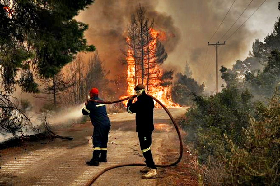 Αναζωπυρώσεις σε Γορτυνία και Εύβοια – Η μάχη συνεχίζεται