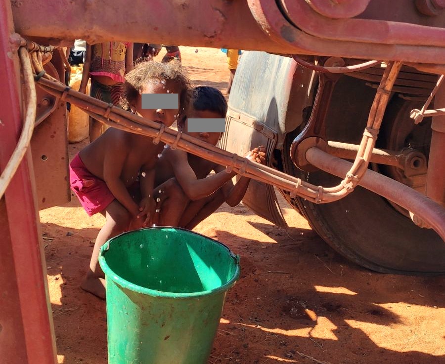 Για λίγο νερό: «Να, δύο κλέφτες και οικήτορες του Παραδείσου»