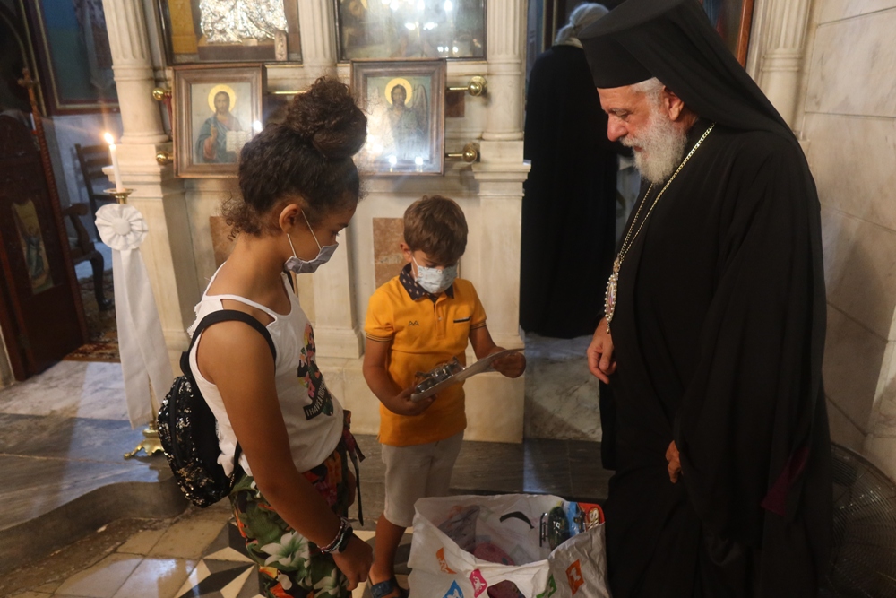 Η ΦΩΤΟΓΡΑΦΙΑ ΤΗΣ ΗΜΕΡΑΣ: Παράκληση και δώρα στα παιδιά