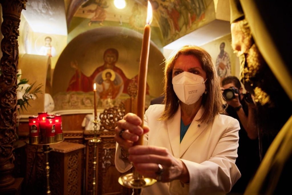 Η ΦΩΤΟΓΡΑΦΙΑ ΤΗΣ ΗΜΕΡΑΣ: Μία λαμπάδα από την Πρόεδρο