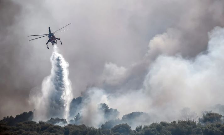 Παραμένει δύσκολη η κατάσταση στα Βίλια – Μέχρι την Κρήτη οι καπνοί