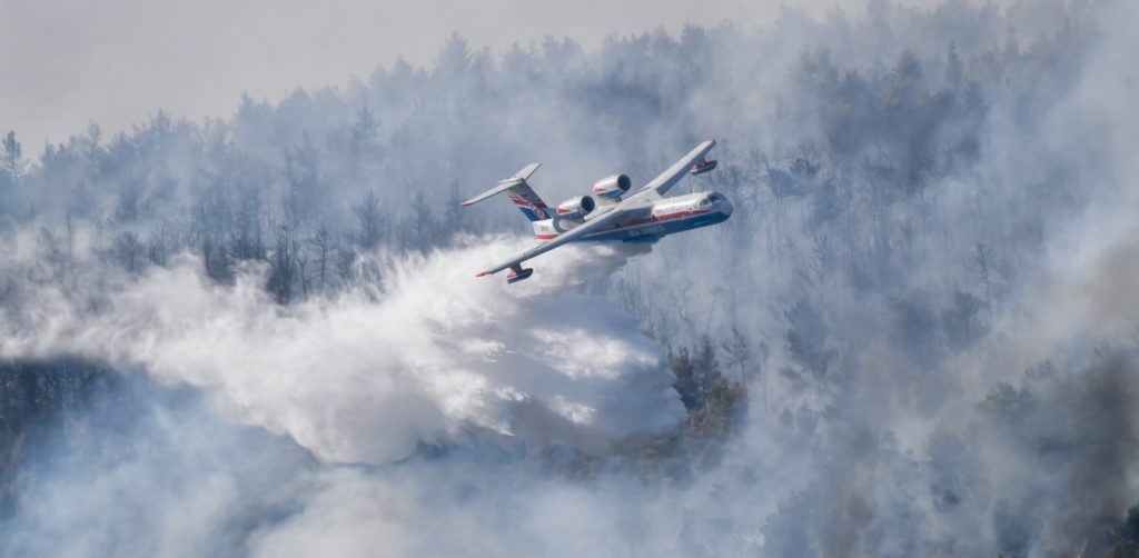 Μαίνεται η πύρινη μάχη στα Βίλια – Ακόμη μια δύσκολη νύχτα