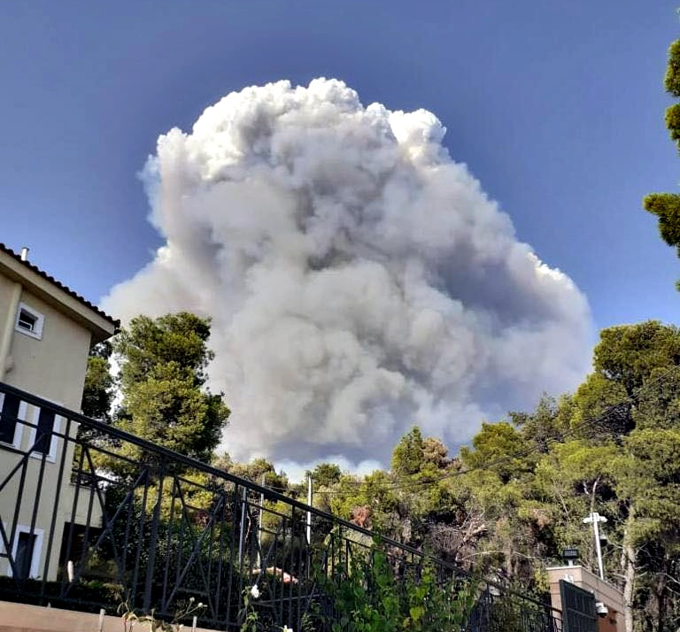 Η φωτιά στις αυλές πλησιάζοντας στο κέντρο της Βαρυμπόμπης