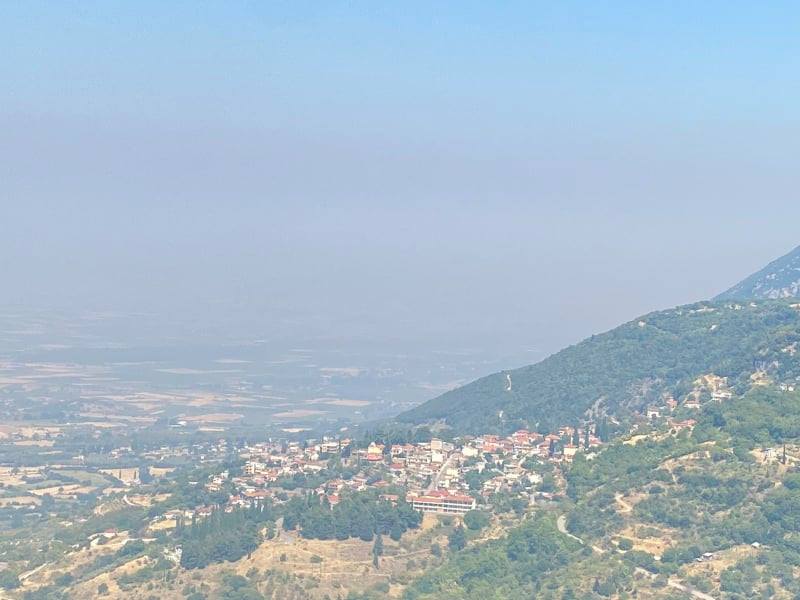 Οι καπνοί από την Εύβοια έφτασαν μέχρι την κοιλάδα του Σπερχειού