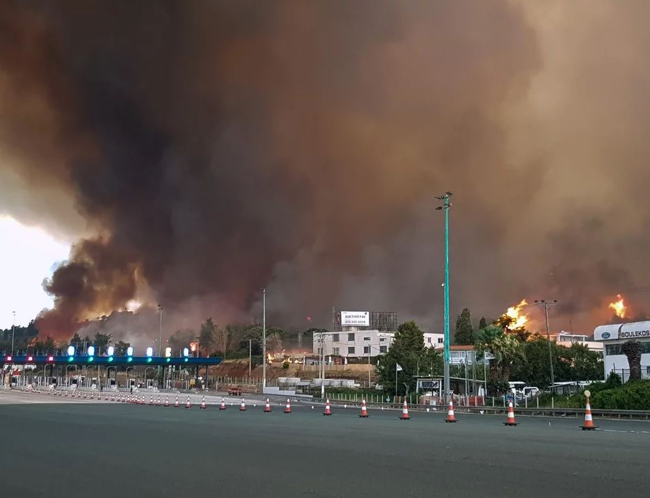 Σε πύρινο κλοιό η Αττική