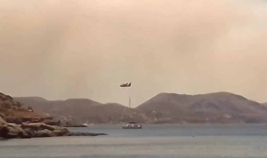 Στη μάχη τα πυροσβεστικά αεροσκάφη για την κατάσβεση της πυρκαγιάς στην Κερατέα (ΒΙΝΤΕΟ)