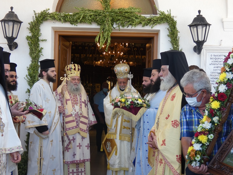 Λιτανεία των ι. λειψάνων του Αγίου Αρσενίου στην Πάρο (ΦΩΤΟ)
