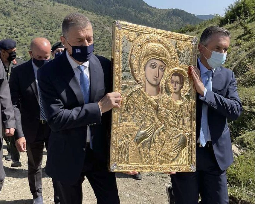 Ο Υφυπουργός Άμυνας με την Υπεραγία Θεοτόκο στα χέρια του