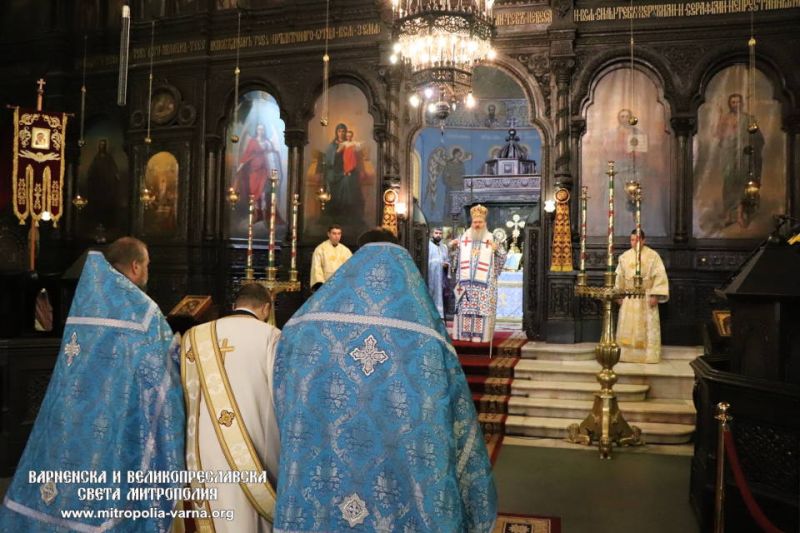 Свещеническо ръкоположение на Рождество Богородично в Митрополитския катедрален храм на Варна