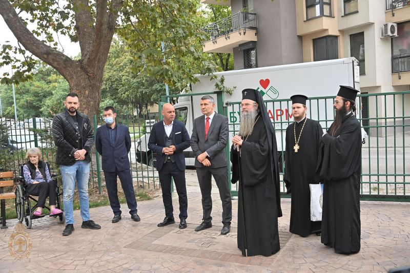 Негово Високопреосвещенство митрополит Николай връчи дарения на домове за възрастни хора