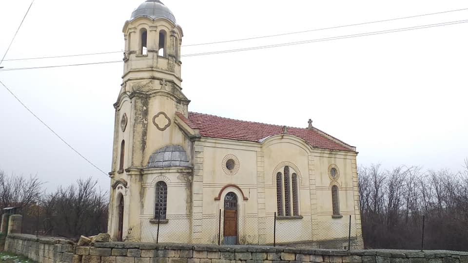 Близо 100-годишната църква в село Равна се нуждае от спасителен ремонт