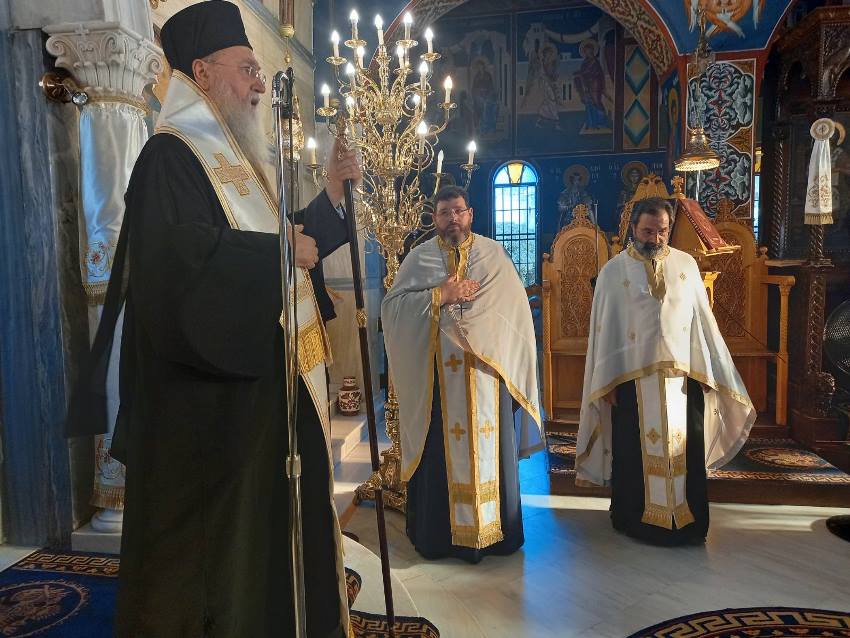 Εξόδιος Ακολουθία από τον Μητροπολίτη Κορίνθου