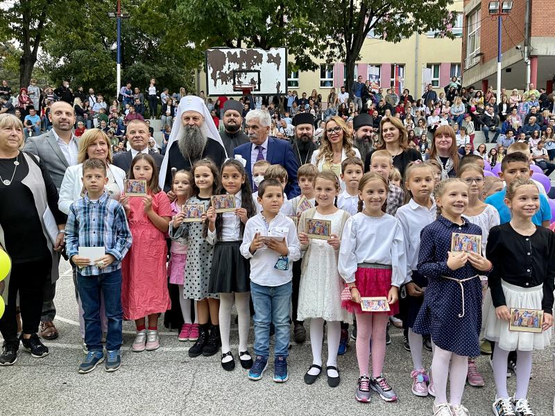 Патријарх Порфирије благословио полазак ђака првака у школу