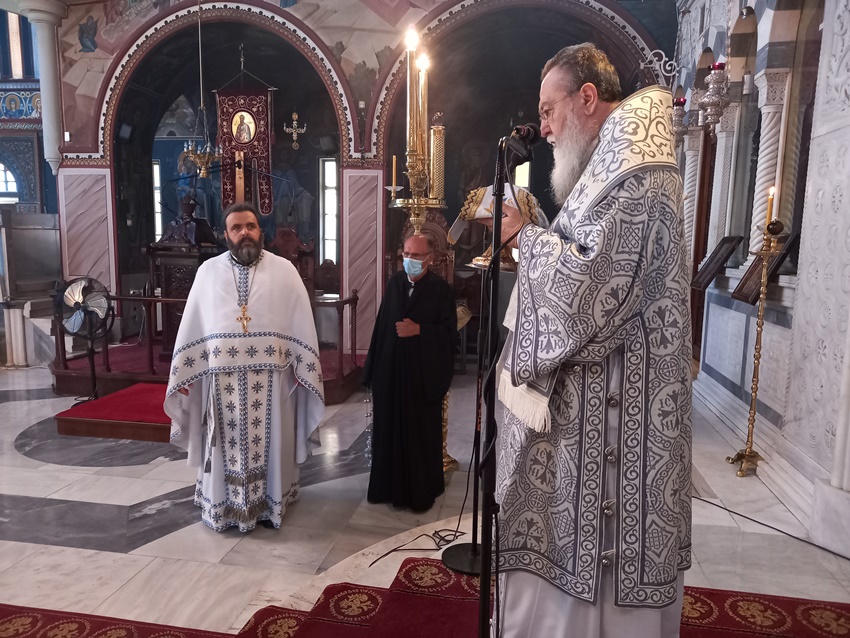Ο Μητροπολίτης Κορίνθου τέλεσε το μνημόσυνο της συζύγου του Δημάρχου