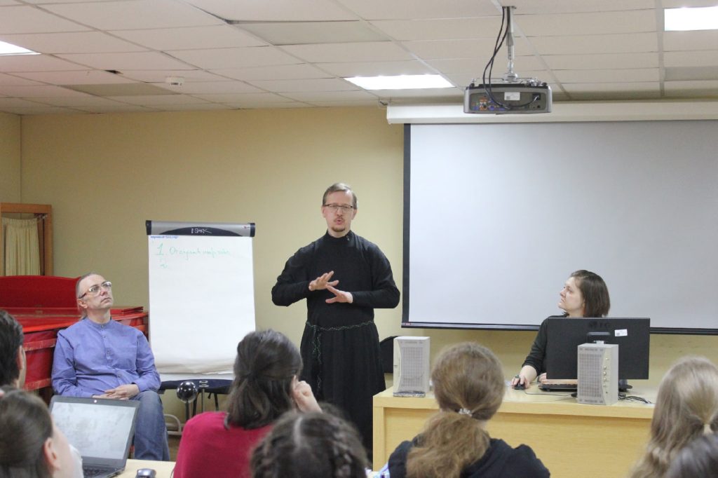 В двух храмах Москвы стартуют занятия по изучению жестового языка