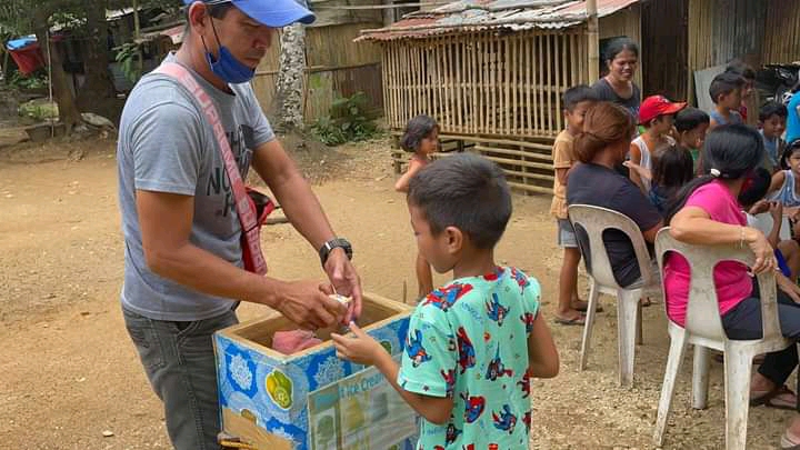 Diocese of the Philippines and Vietnam arranges hot meals for poor families in Quezon