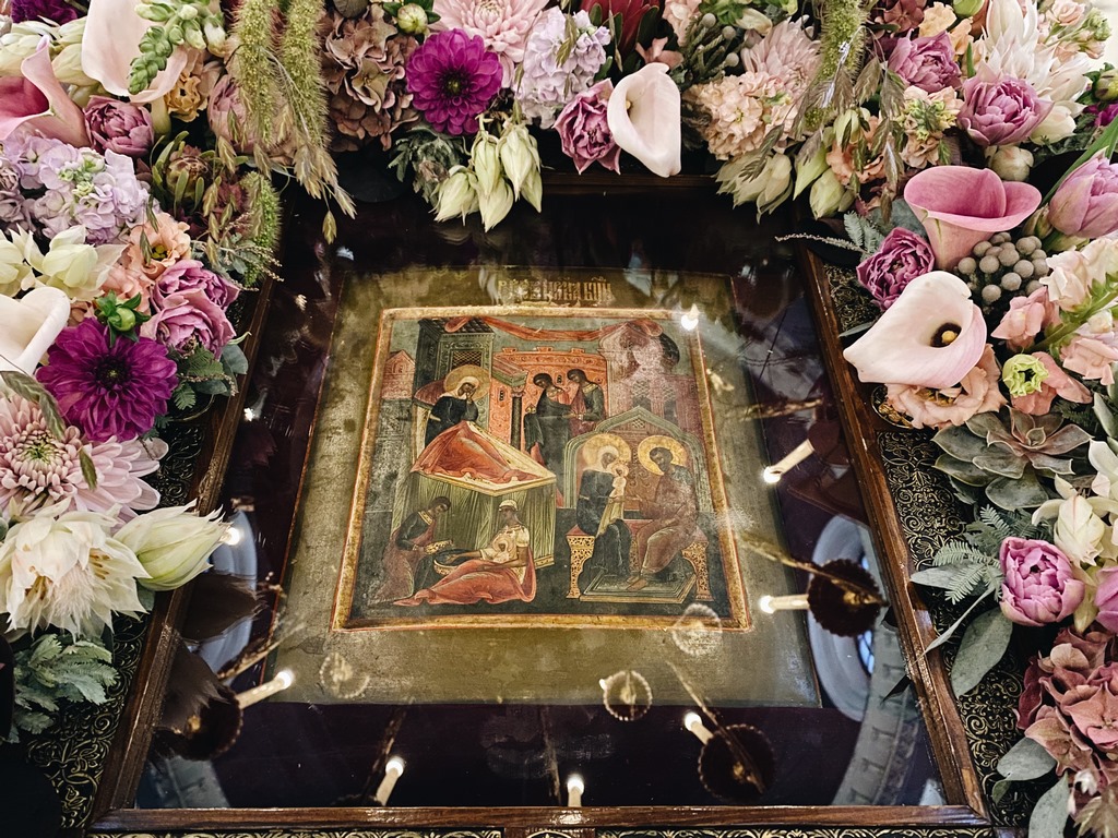 Митрополит Иларион: Пресвятая Богородица Своей материнской любовью обнимает весь мир и всякого человека