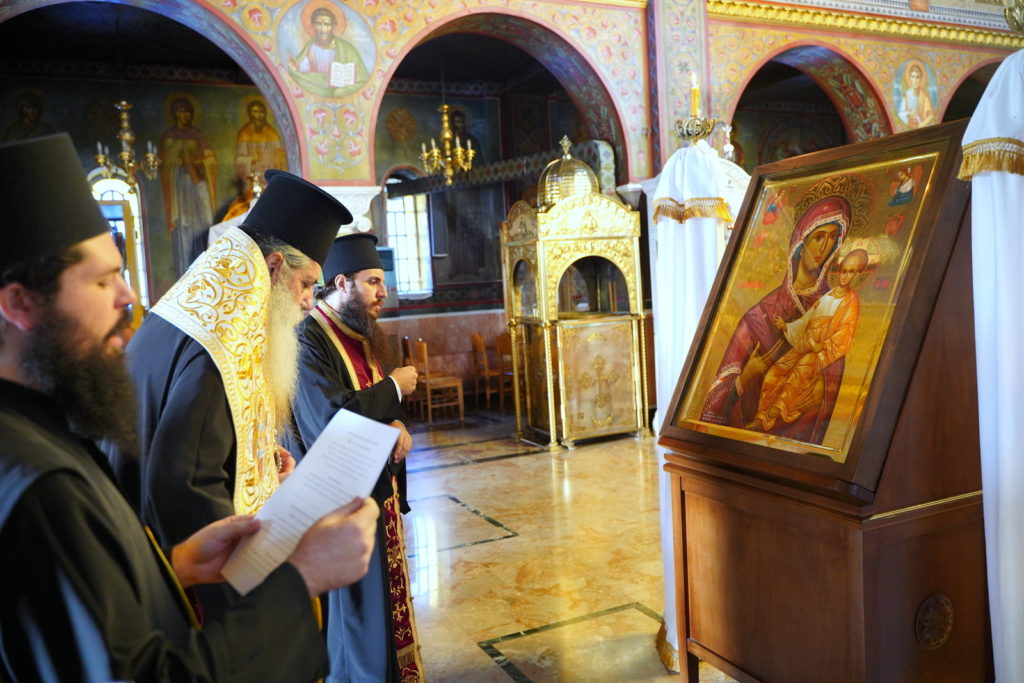 Σε ναούς του Πειραιά Εικόνες της Παναγίας