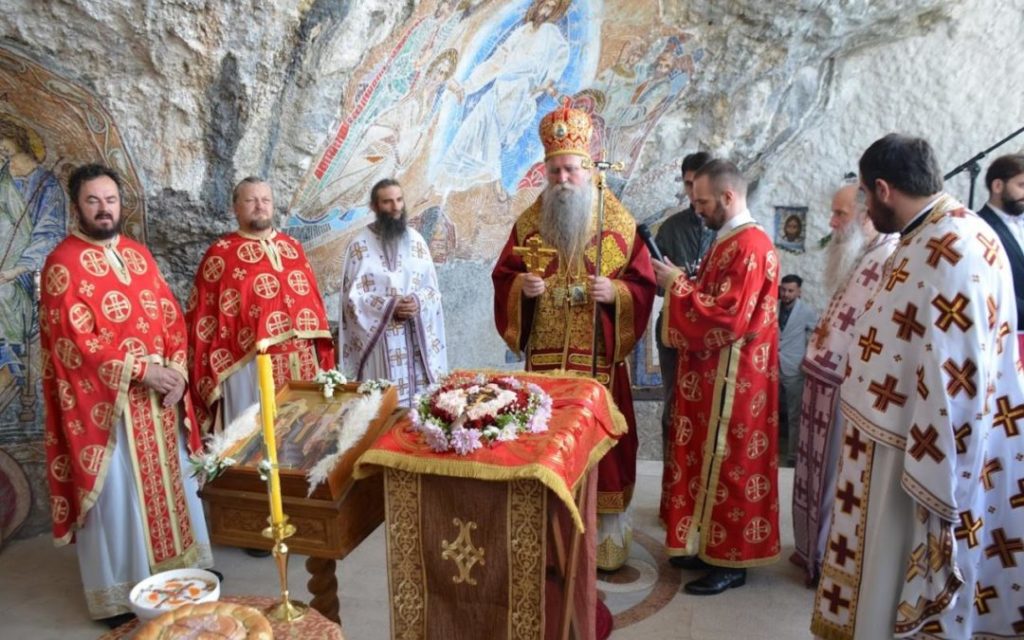 Ύψωση του Τιμίου Σταυρού στη σπηλαιώδη εκκλησία του Όστρογκ