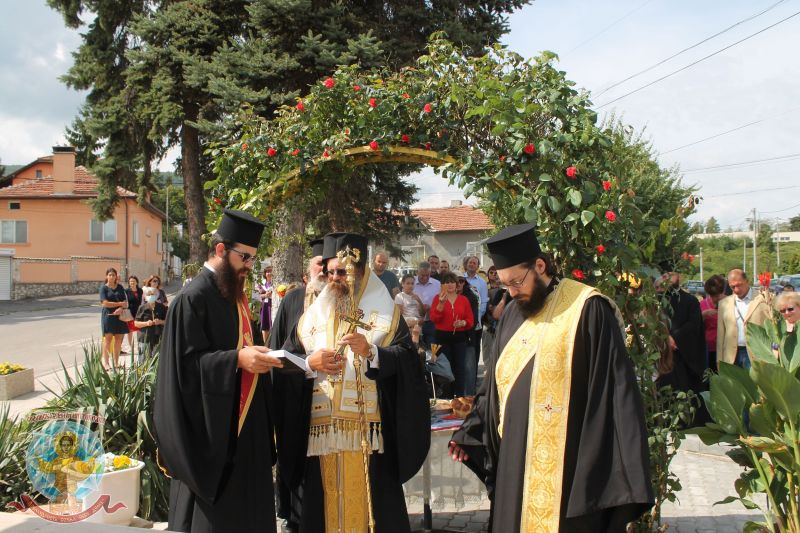 Архиерейска св. Литургия, офикия и нов параклис в село Долни Лозен