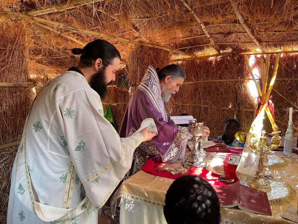 Η δική τους εκκλησία είναι καμωμένη από άχυρα και ξύλα