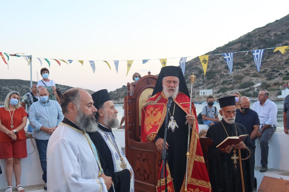 Εσπερινό στο μαγευτικό Βαθύ της Σίφνου τέλεσε ο Μητροπολίτης Σύρου