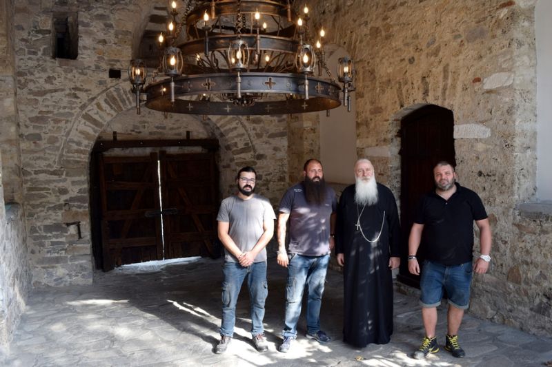 Нов светилник в Бачковския манастир