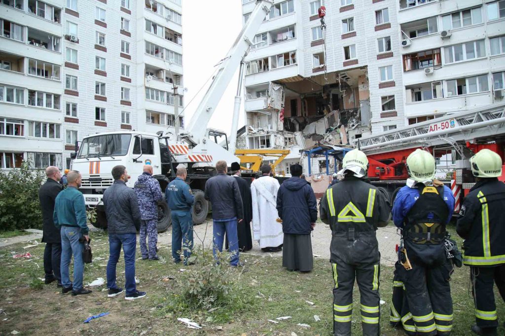 В Ногинске священники оказывают помощь пострадавшим при взрыве жилого дома