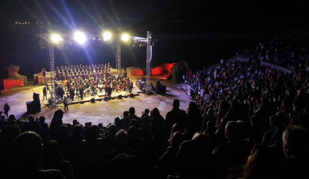 Όταν ο Μητροπολίτης Φιλίππων τραγούδησε Θεοδωράκη