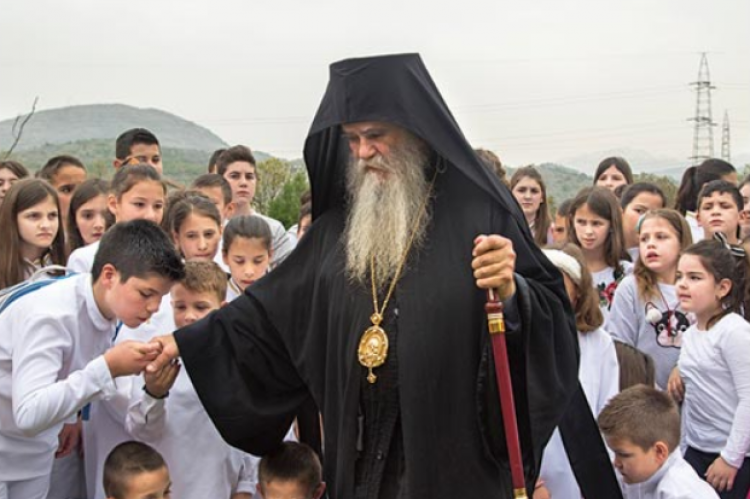 Митрополит Амфилохије: Молимо се да све вас и сву дјецу, све ђаке, све ученике, све студенте, просвјетли и распали у срцима вашим непролазну свјетлост