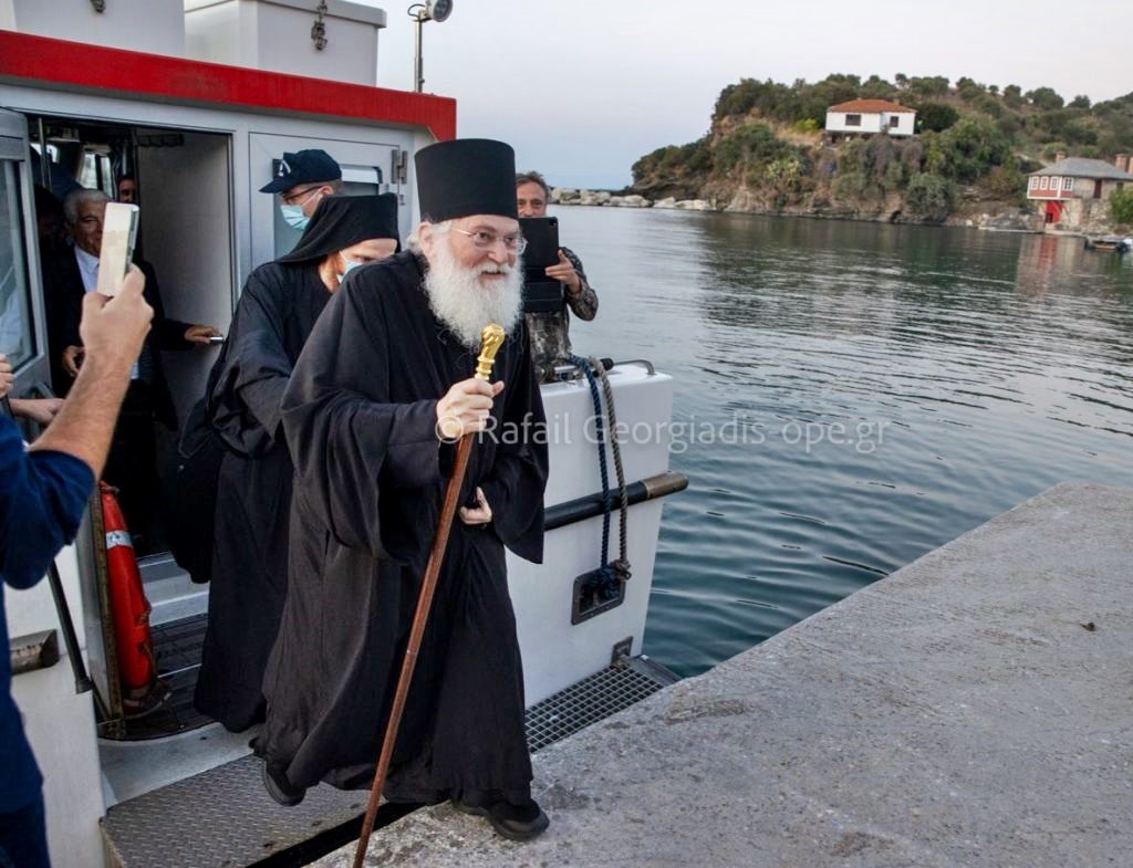 Συγκινητική επιστροφή του Γέροντα Εφραίμ στη Μονή της μετανοίας του