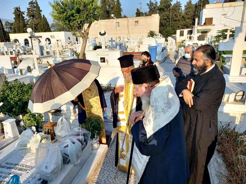 Τρισάγιο στον τάφο της μητέρας του Μητροπολίτου Κορίνθου