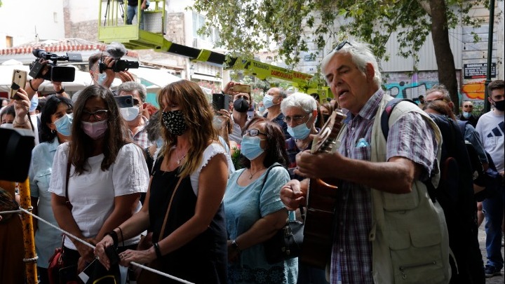 Πλήθος κόσμου έξω από τη Μητρόπολη αποχαιρετά τον Μίκη Θεοδωράκη