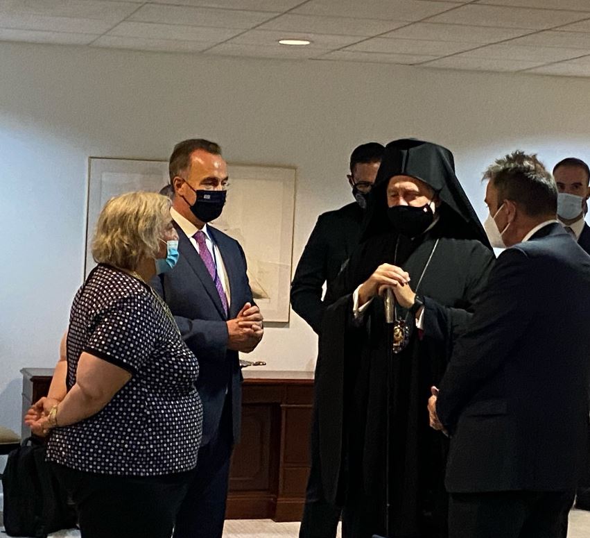 Σε εξέλιξη η συνάντηση Μητσοτάκη με τον Αρχιεπίσκοπο Αμερικής