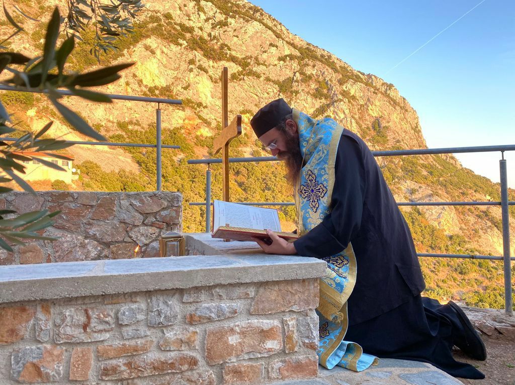 Η ΦΩΤΟΓΡΑΦΙΑ ΤΗΣ ΗΜΕΡΑΣ: Ευχόμενος γονατιστά