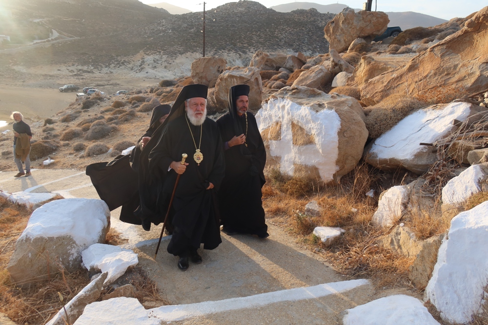 Ο Σεβασμιώτατος στη Σέριφο παρά τις δυσμενείς καιρικές συνθήκες