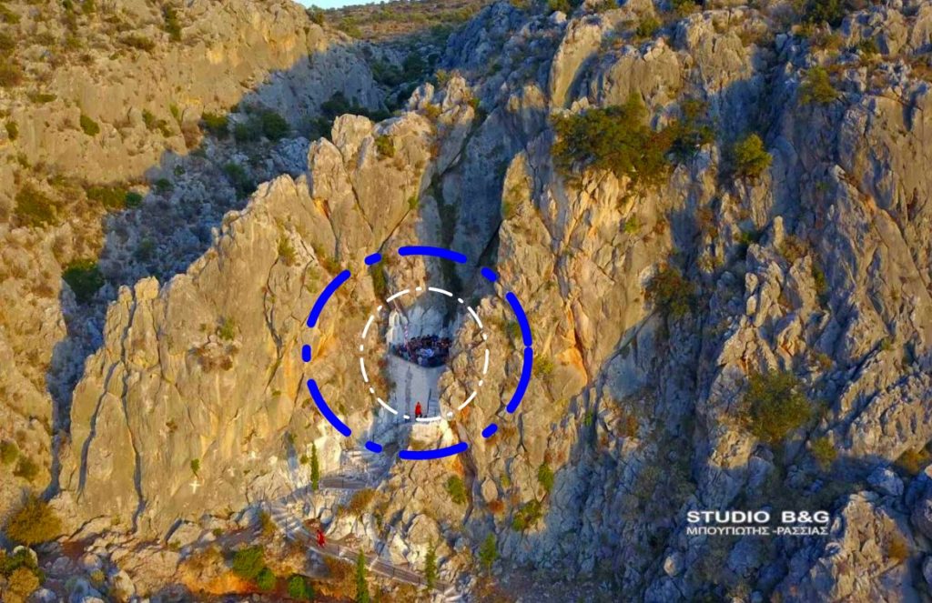 Η ΦΩΤΟΓΡΑΦΙΑ ΤΗΣ ΗΜΕΡΑΣ: Άνθρωποι μέσα στα βράχια