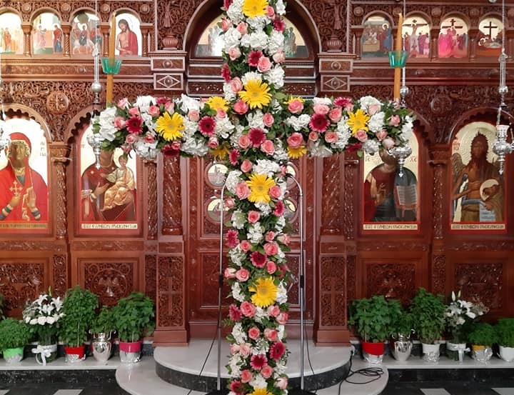 Ανθοστόλιστος και χαροποιός ο Σταυρός στο Περιστέρι (ΦΩΤΟ)