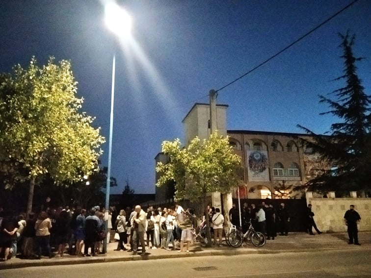 Με σοκολατάκια απάντησε στη συγκέντρωση η Μητρόπολη