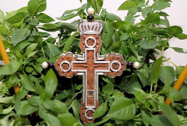 Ο Τίμιος Σταυρός: Το καύχημα και η δόξα των Ορθοδόξων και του Έθνους – Πώς βρέθηκε από την Αγία Ελένη και τα έθιμα του λαού μας