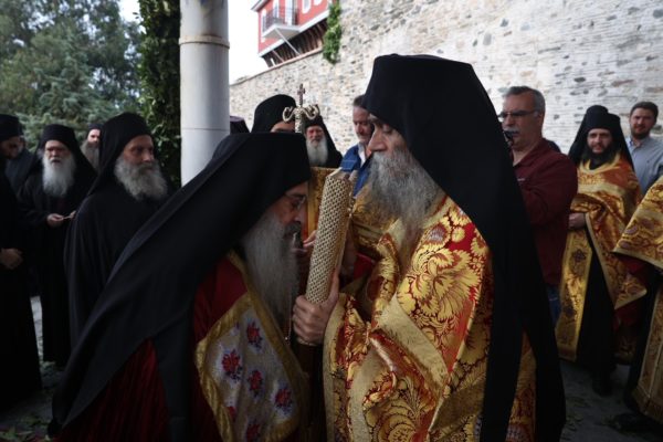 Η Υποδοχή του Γέροντα Τύχωνα στη Μονή Βατοπαιδίου (Βίντεο)