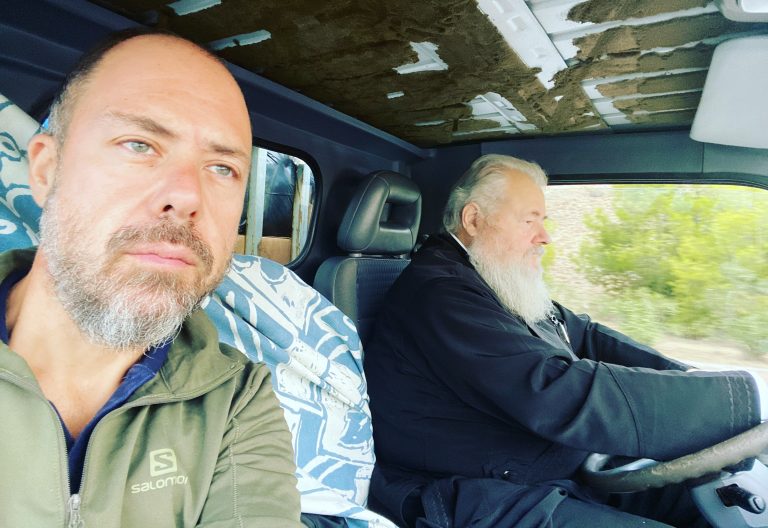 Ο Μητροπολίτης στο τιμόνι για τους πυρόπληκτους (ΦΩΤΟ)