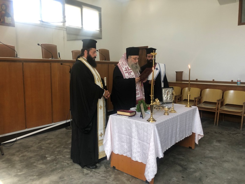 Αγιασμός μπροστά από την έδρα του Δικαστηρίου