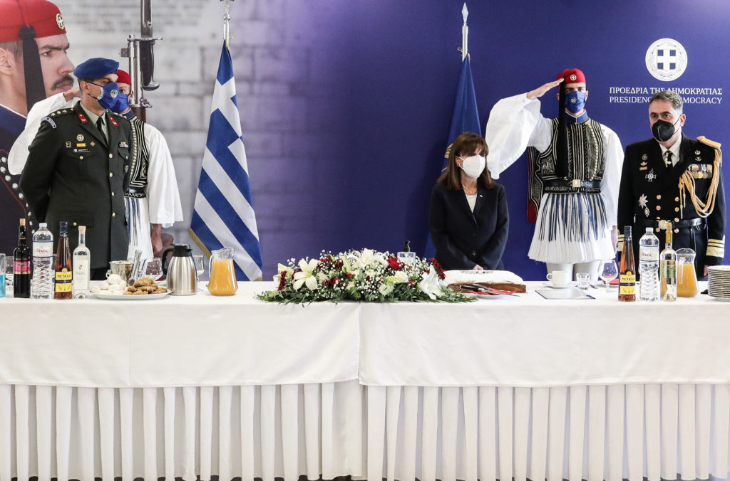 Πρωτοχρονιά δίπλα στους Εύζωνες