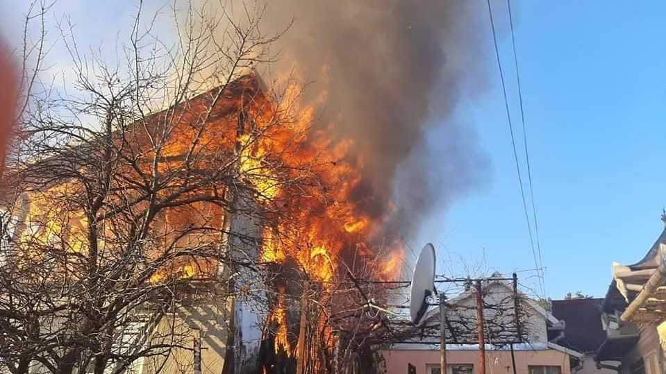 IPS Ioachim a donat pentru două familii afectate de incendiile de la Mănăstirea Cașin